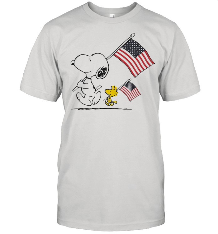 Snoopy And Woodstock Hold The Hand American Flag shirt Classic Mens T-shirt