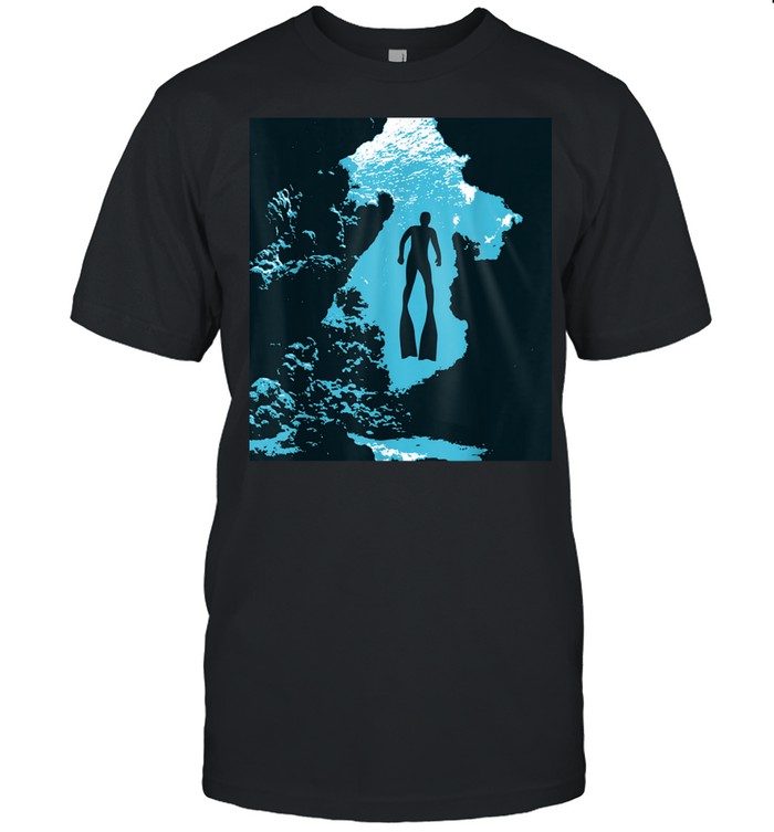 Freediving Apnea Freediver swimming depth in midwater shirt