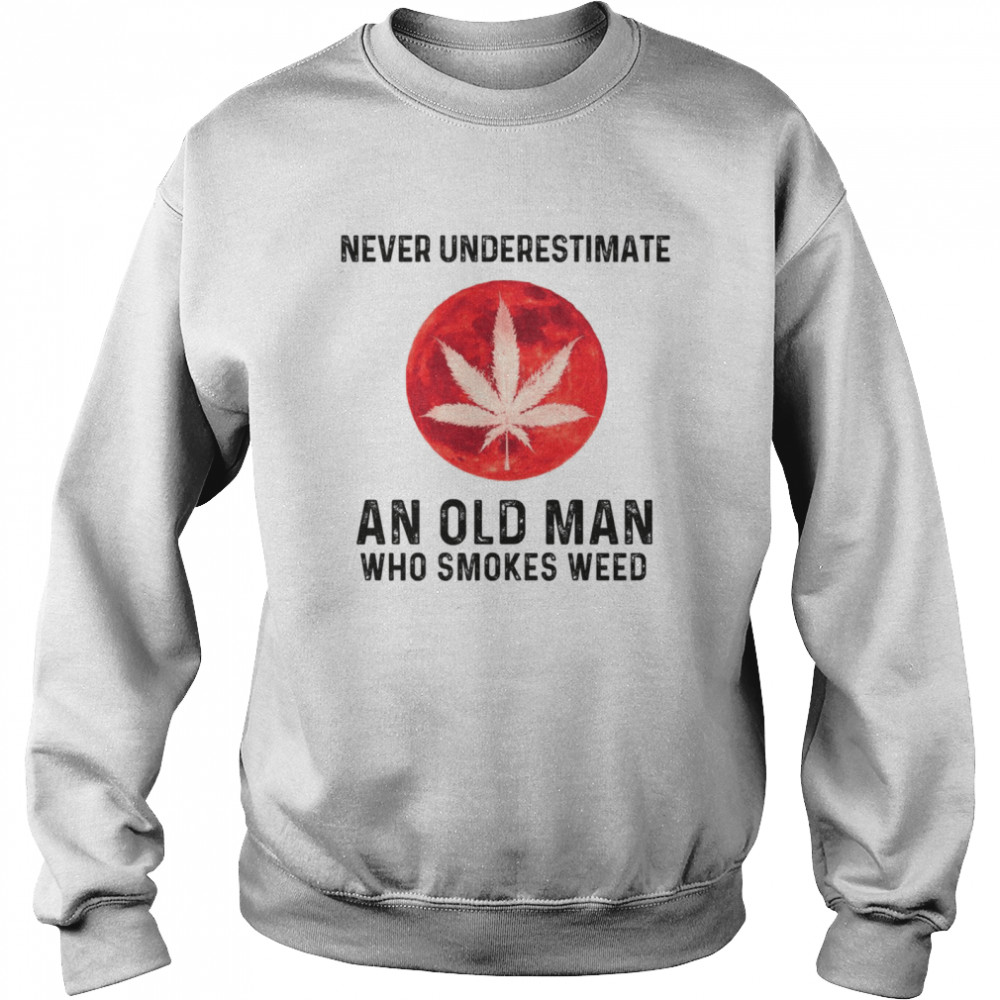 Never underestimate and old man who smokes weed shirt Unisex Sweatshirt