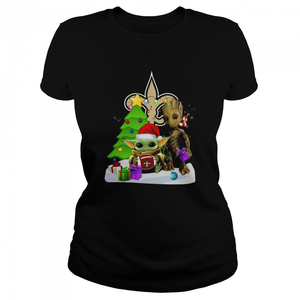 santa Bigfoot and Baby Yoda hug New Orleans Saints Snow Christmas Tree shirt Classic Women's T-shirt