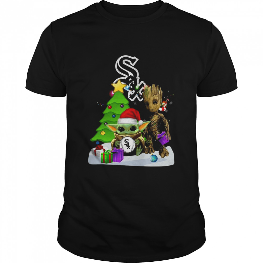 Santa Groot and Baby Yoda hug Chicago White Sox Snow Christmas Tree shirt