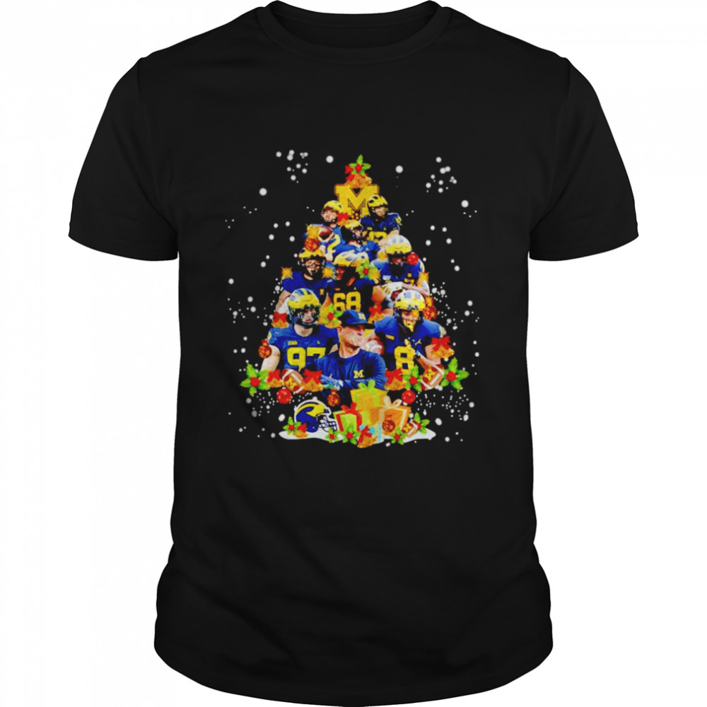 Michigan Wolverines players make Christmas tree shirt