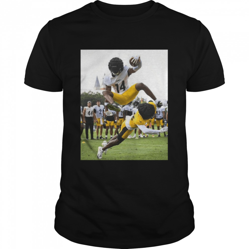 Pittsburgh Steelers WR George Pickens hurdles shirt