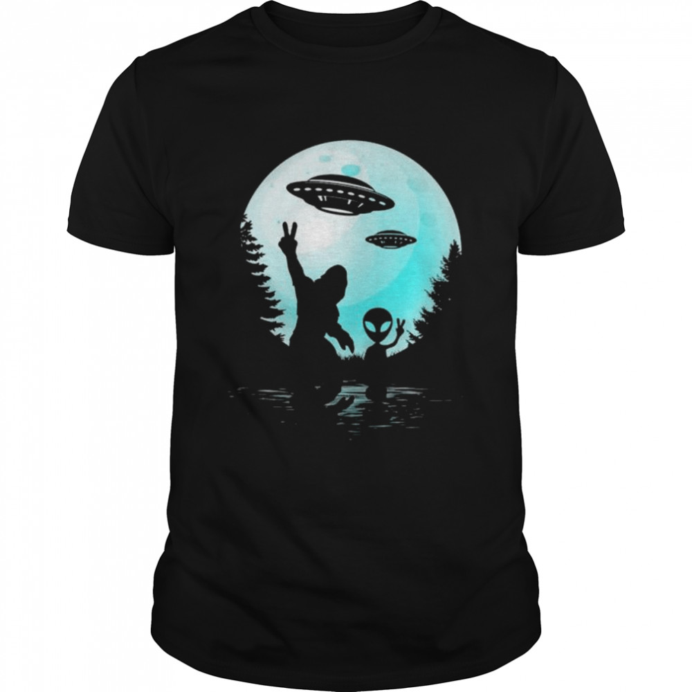 Alien and bigfoot moon bigfoot believer 2022 shirt